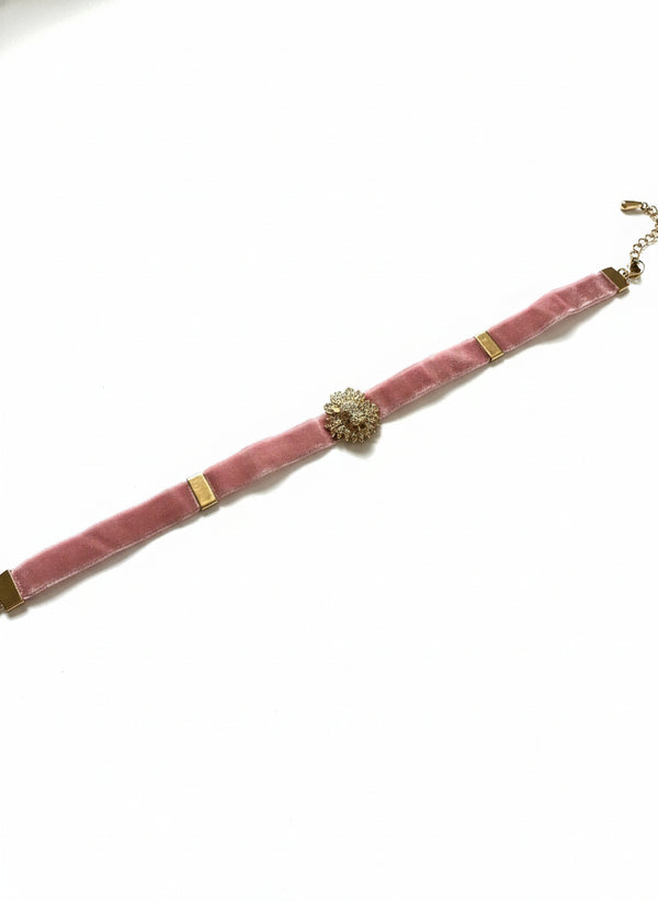 ROMANTIC LION CHOKER